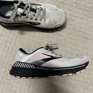Brooks size 8 running shoe